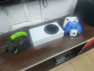 Xbox Serie S Digital con dos mandos, auriculares