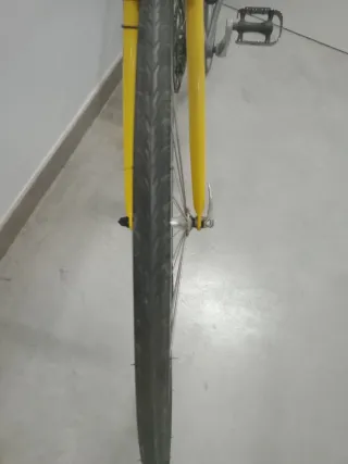 Bicicleta de carretera amarilla y gris