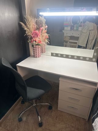 Tocador de maquillaje blanco