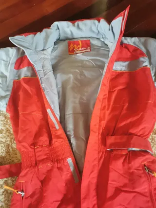 Mono de esquí infantil rojo y gris