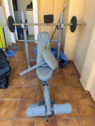 Banco de pesas con barra y discos