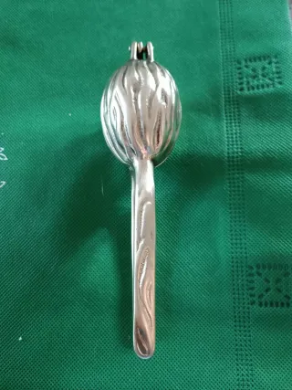 Cascanueces de latón con forma de nuez