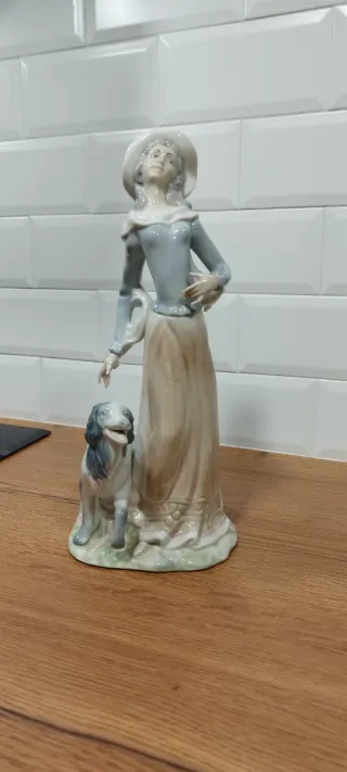 Figura porcelana mujer y perro