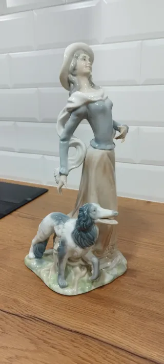 Figura porcelana mujer y perro
