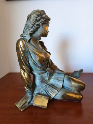 Escultura Chica Sentada Leyendo.