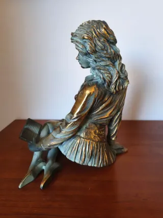 Escultura Chica Sentada Leyendo.