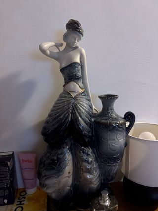 Figura de porcelana azul y dorada