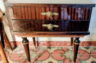 Mesilla antigua clásica de madera