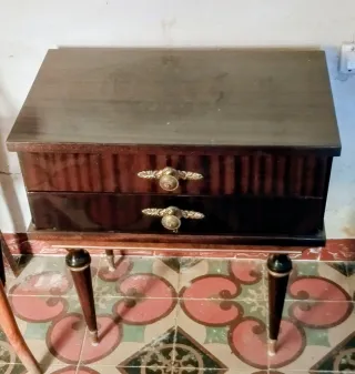 Mesilla antigua clásica de madera