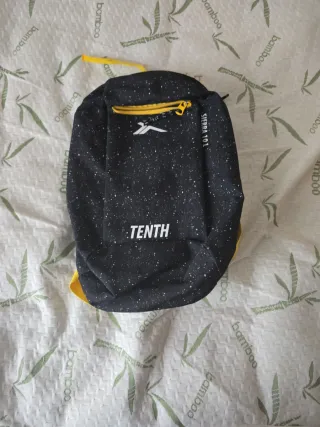 Mochila TENTH negra con detalles
