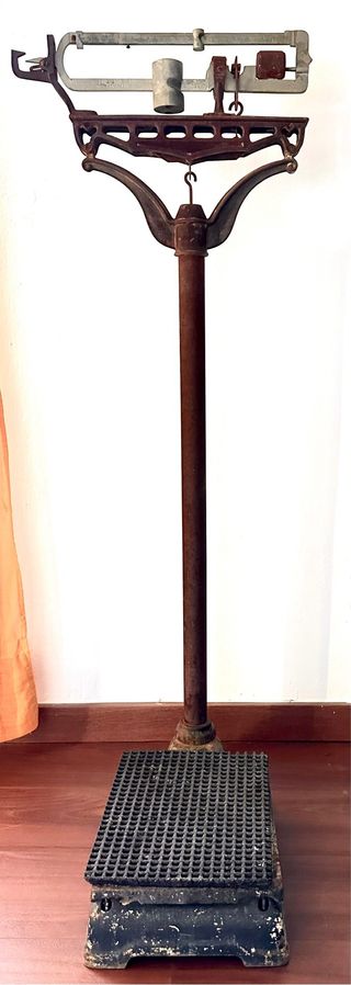 Balanza antigua Pibernat decoración hierro fundido