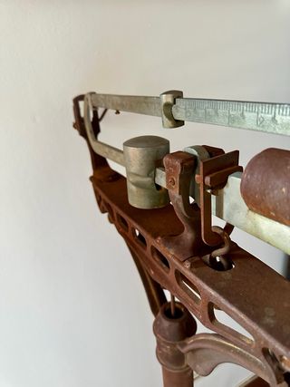 Balanza antigua Pibernat decoración hierro fundido