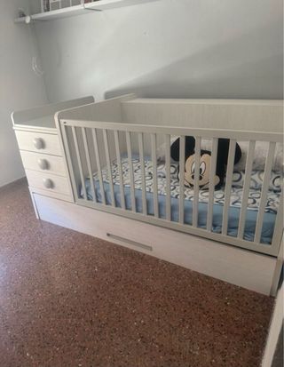 Cama cuna convertible con cambiador