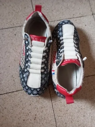 Zapatillas deportivas rojas y blancas
