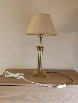 Lámpara de mesa dorada y beige