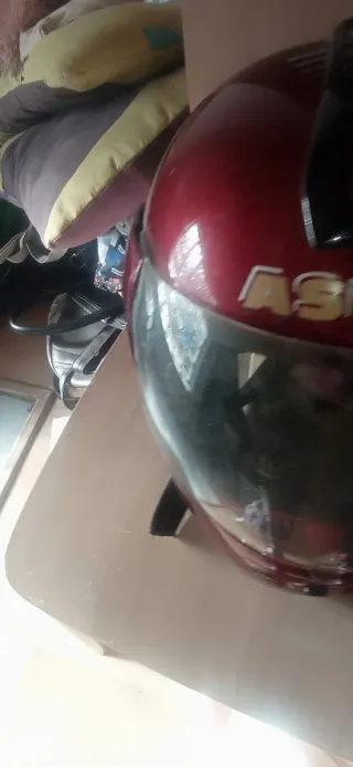 Casco de moto rojo
