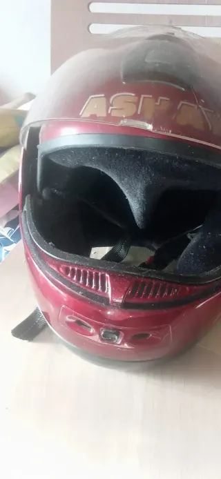 Casco de moto rojo
