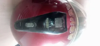 Casco de moto rojo
