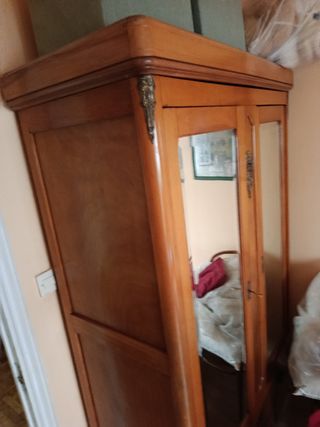 Armario antiguo y solido de madera maciza .