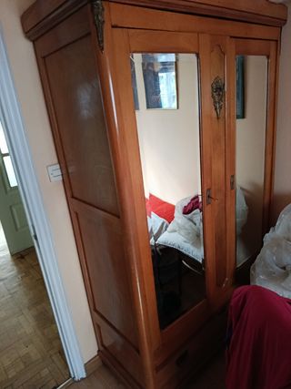 Armario antiguo y solido de madera maciza .