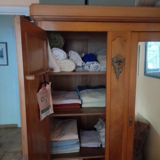 Armario antiguo y solido de madera maciza .