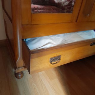 Armario antiguo y solido de madera maciza .