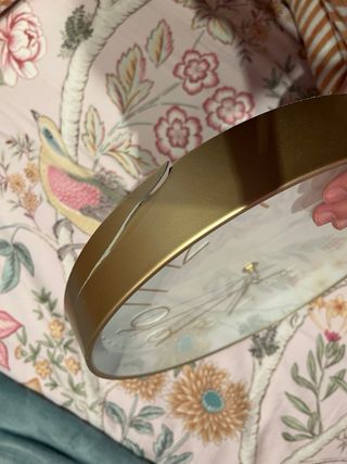 Reloj de pared dorado y blanco