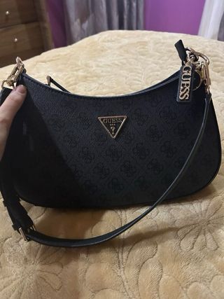Bolso Guess negro con logo