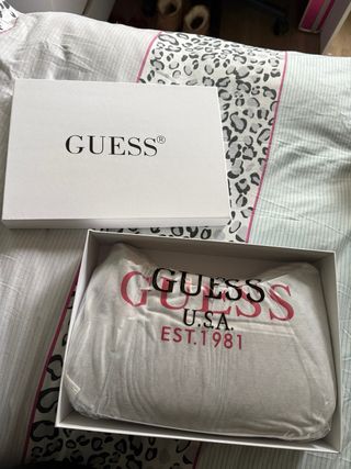Bolso Guess negro con logo