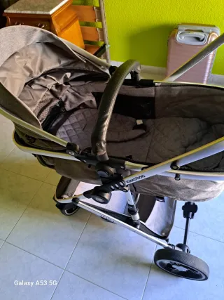 Carro de bebé gris