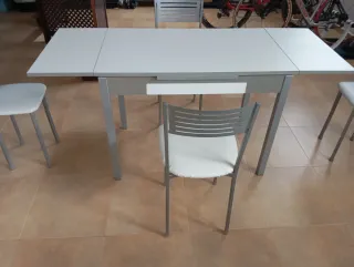 Mesa cocina con 2 sillas y 2 taburetes
