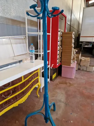 Perchero de pie azul metálico