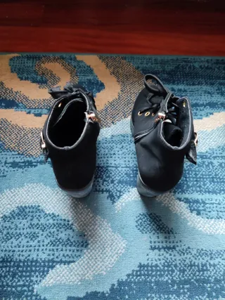 Botines negros con cremallera, cordones y hebilla