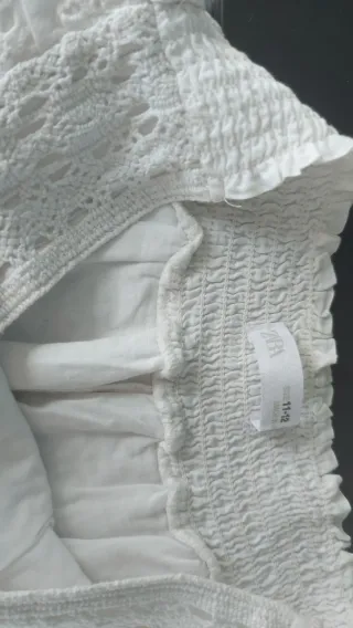 Falda blanca bordada.