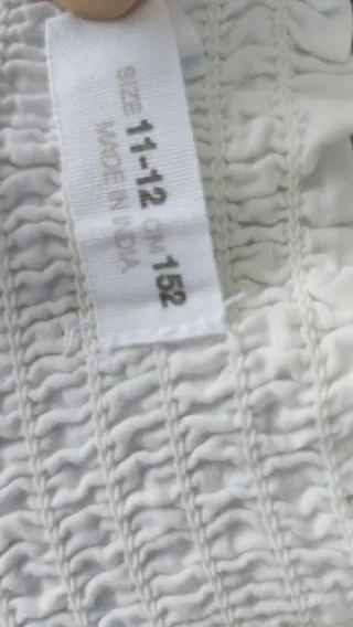 Falda blanca bordada.