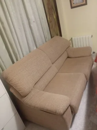 Sofá de tela beige y marrón.
