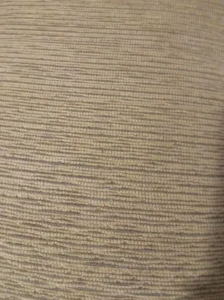 Sofá de tela beige y marrón.