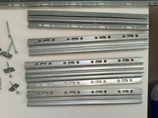 Herramientas y tornillos para montage de muebles