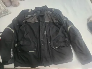 Chaqueta de moto LEVIOR negra y roja