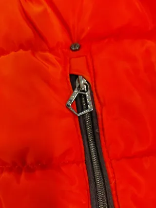 Chaqueta acolchada roja con capucha