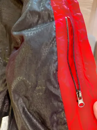 Chaqueta acolchada roja con capucha