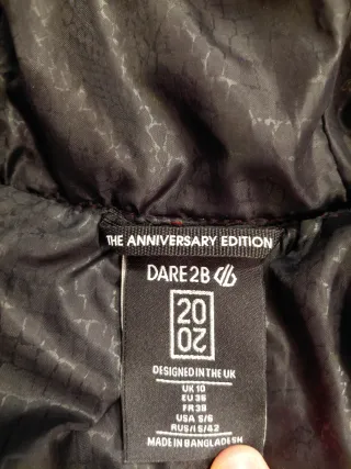 Chaqueta acolchada roja con capucha