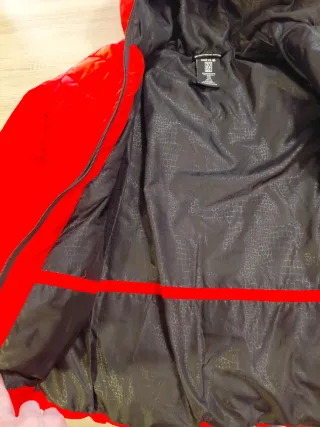 Chaqueta acolchada roja con capucha