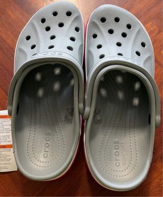 Crocs grises con detalles rojos T43