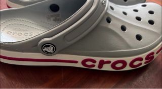 Crocs grises con detalles rojos T43