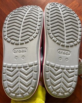 Crocs grises con detalles rojos T43