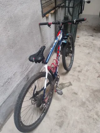 Bicicleta de fibra de carbono.