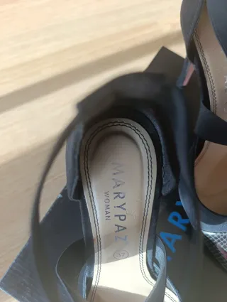 Zapatos de fiesta Mary Paz negros y plateados