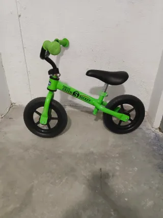 Bici de equilibrio verde para niños