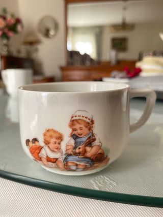 Taza ceramica vintage con niños y gallo